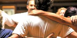 Due persone si abbracciano