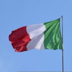 la bandiera tricolore italiana issata che sventola