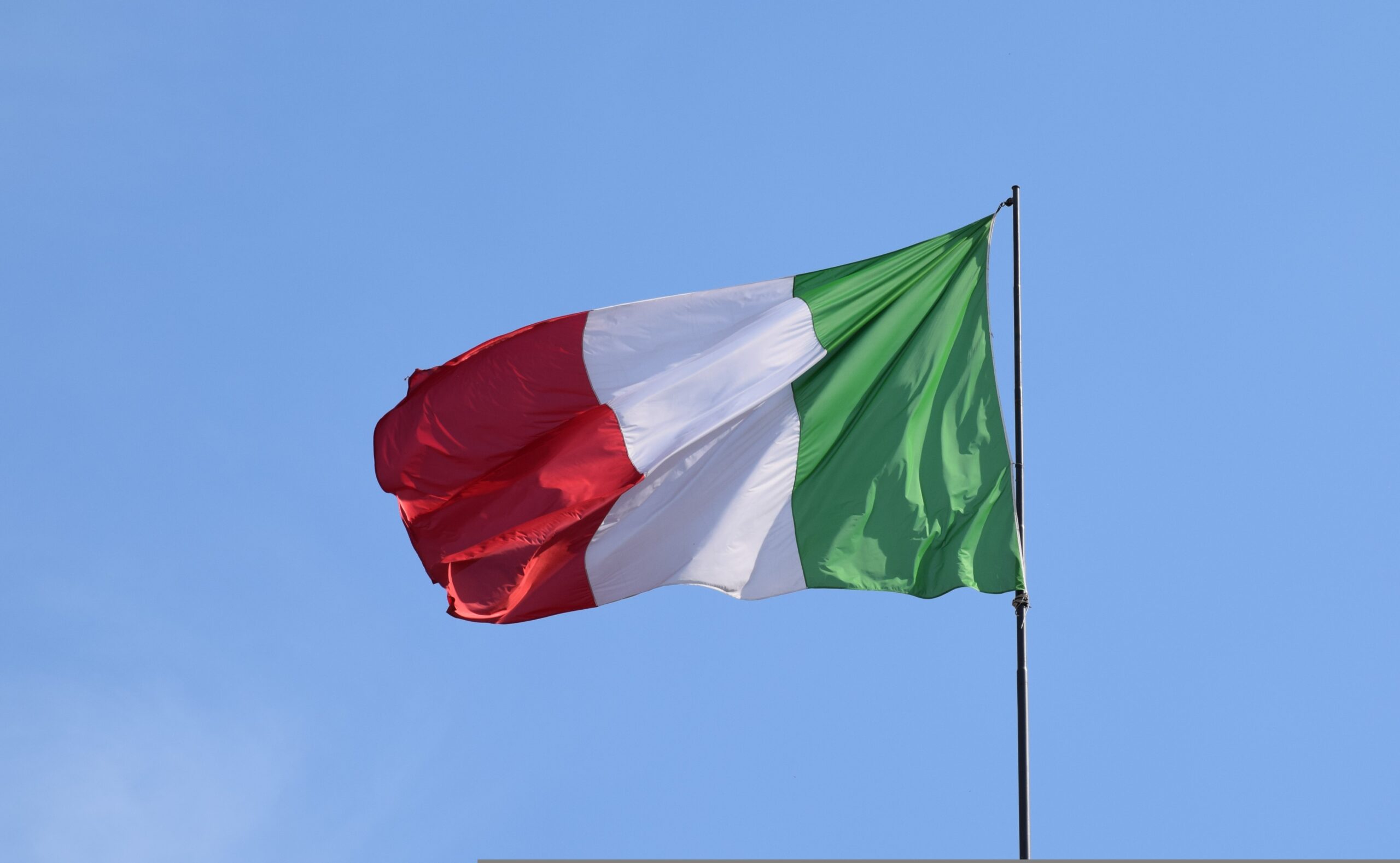 la bandiera tricolore italiana issata che sventola