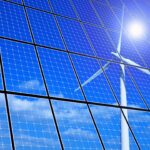 una pala eolica e dei pannelli fotovoltaici