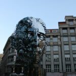 un monumento a forma di testa