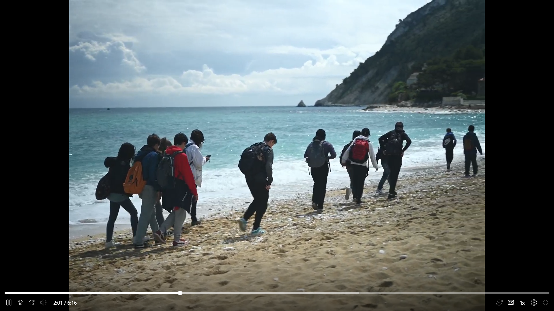 una classe in visita alla baia di Portonovo nel parco del Conero