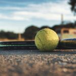 Primo piano di una racchetta da tennis e pallina