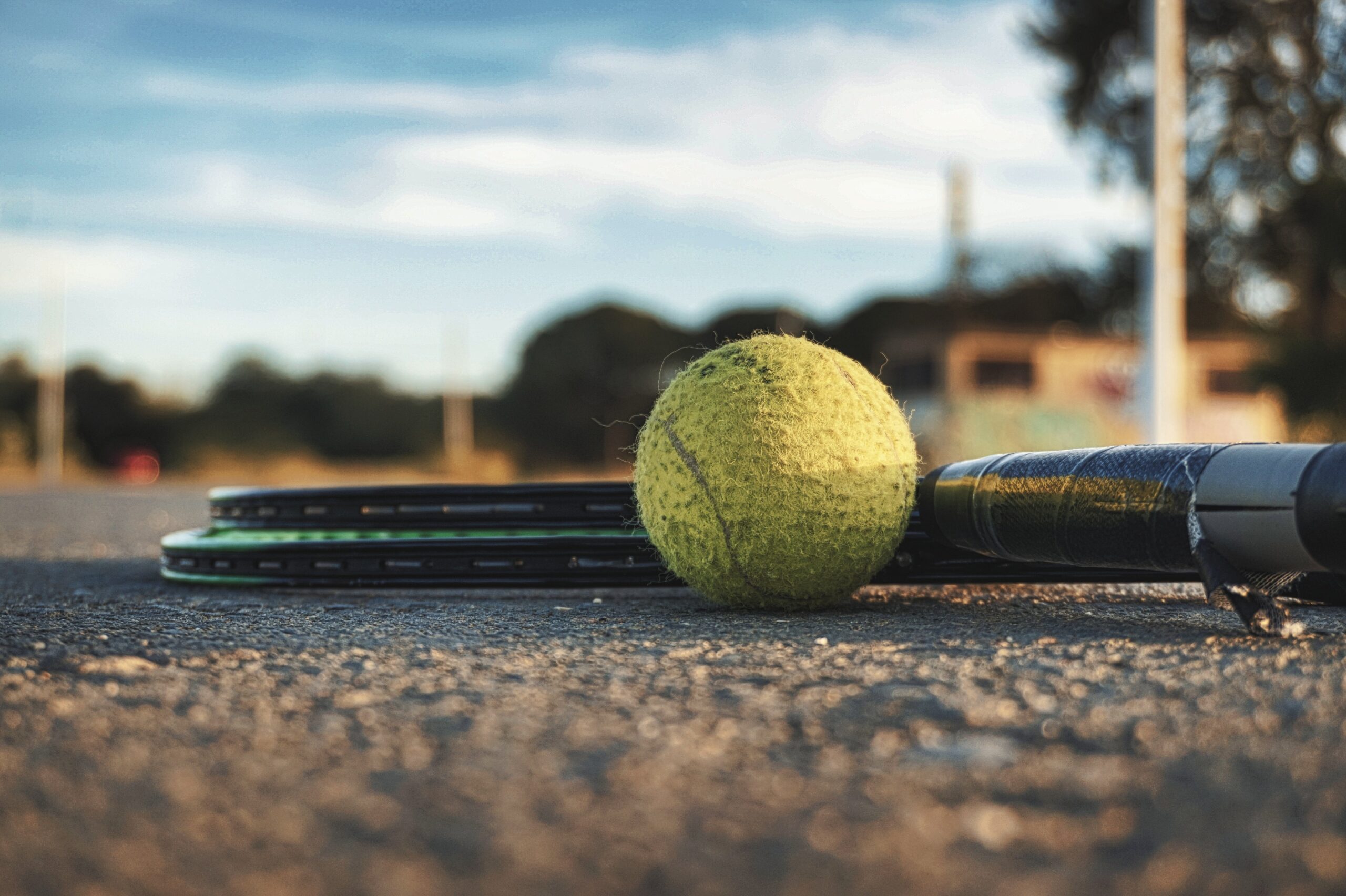 Primo piano di una racchetta da tennis e pallina