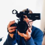 un uomo dietro una videocamera
