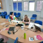 Giovani attorno a un tavolo