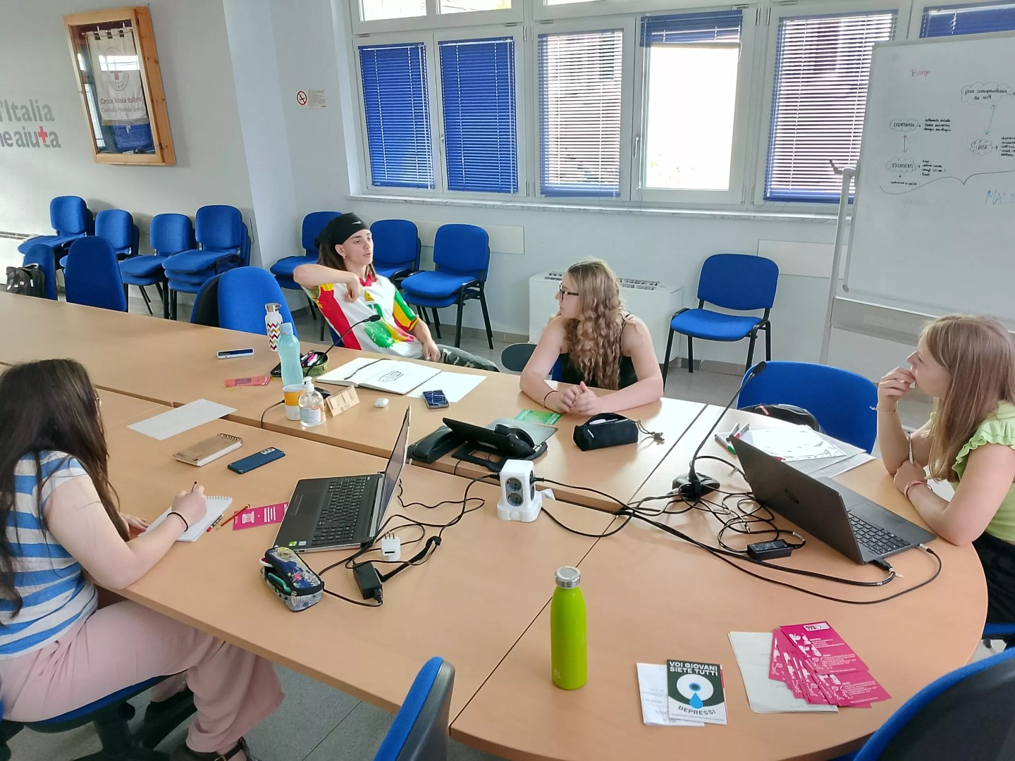 Giovani attorno a un tavolo