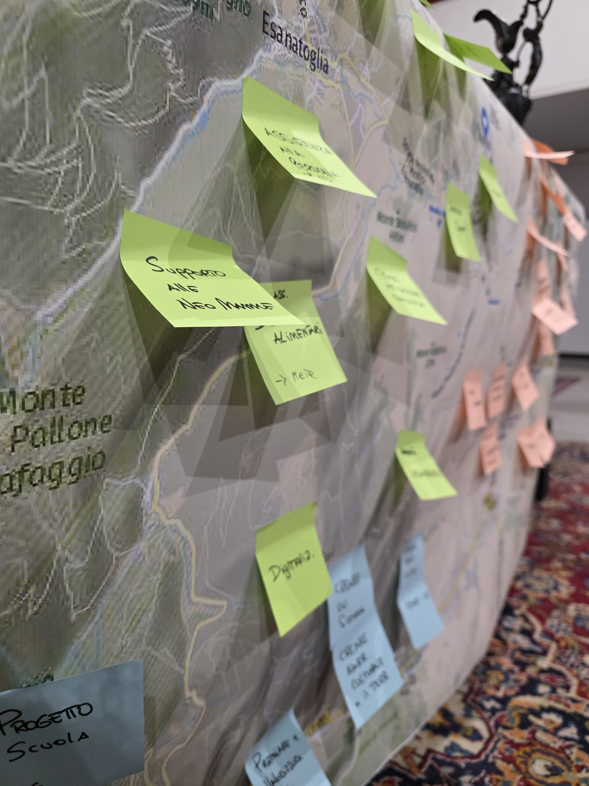 una mappa geografica con alcuni post it attaccati