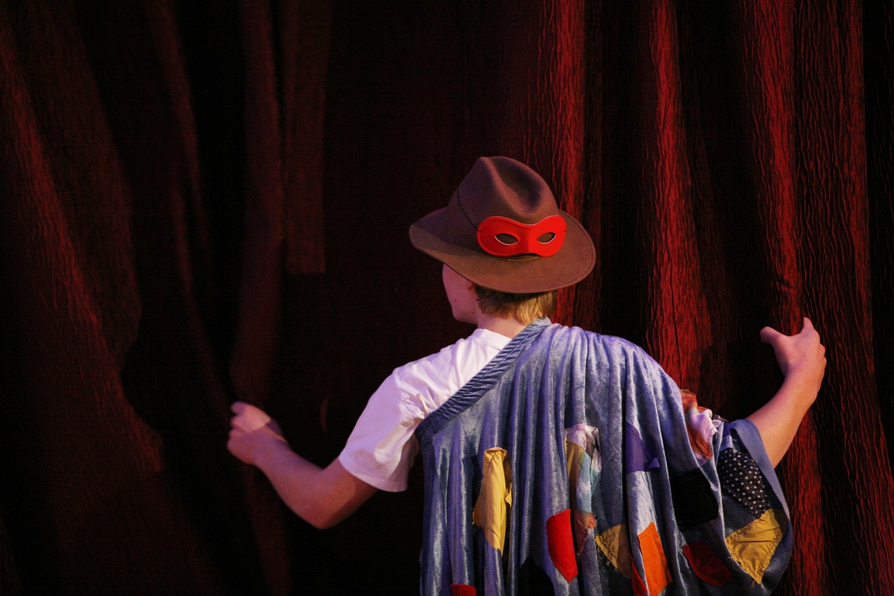un attore dietro il sipario di un teatro