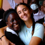 Due ragazze abbracciate