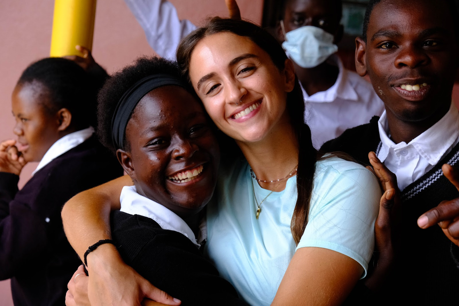 Due ragazze abbracciate