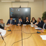Un tavolo con giornalisti in conferenza stampa