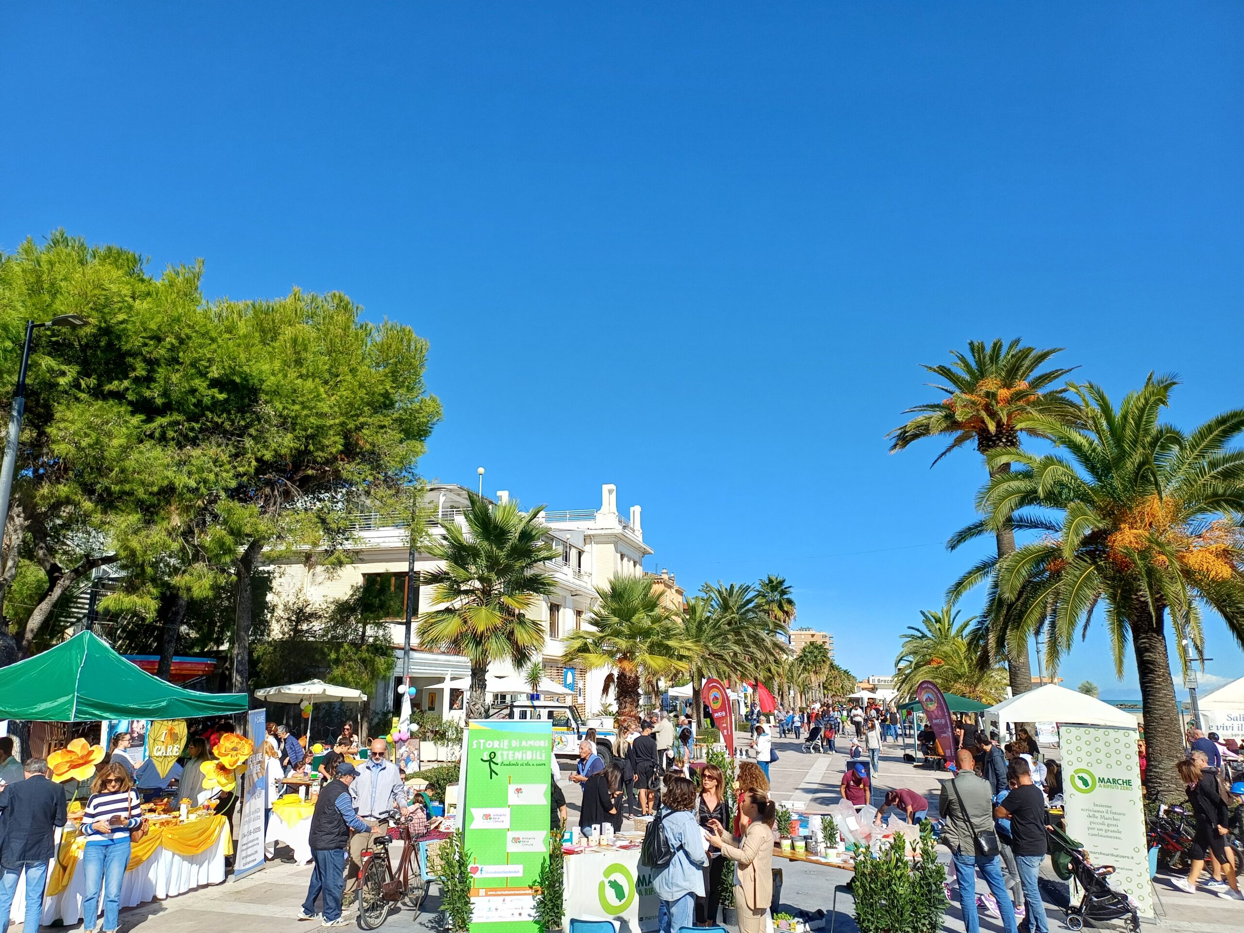 lungomare pieno di gente e stand