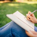 Giovane che scrive