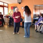 un'educatrice durante un momento di animazione in una casa di riposo