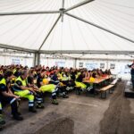 Una platea di persone in divisa della protezione civile